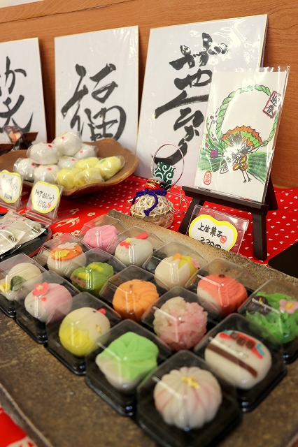カラフルな色合いで花や果物などをモチーフにした上生菓子の写真