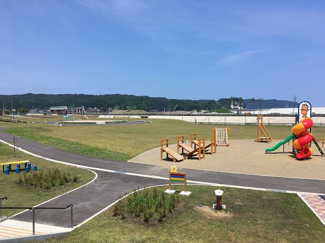 複合遊具やアスレチックが設置されている公園の写真