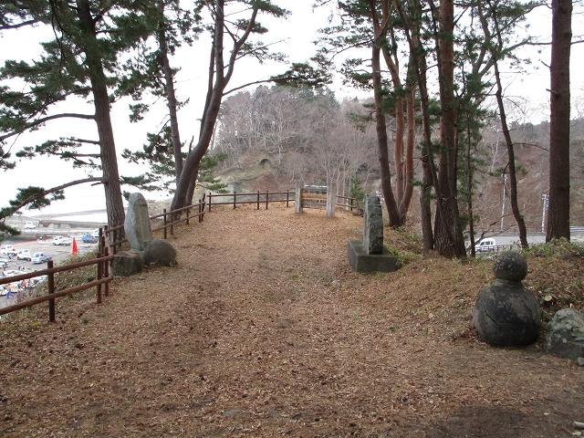 二つの石碑が向かい合うように設置されており、遠くの山が見晴らせる西行屋敷跡の写真