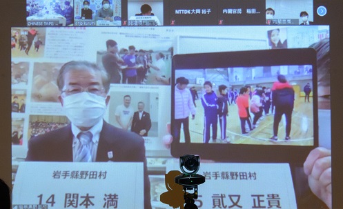 野田村の2名の職員がオンライン会談を行っている画面の写真