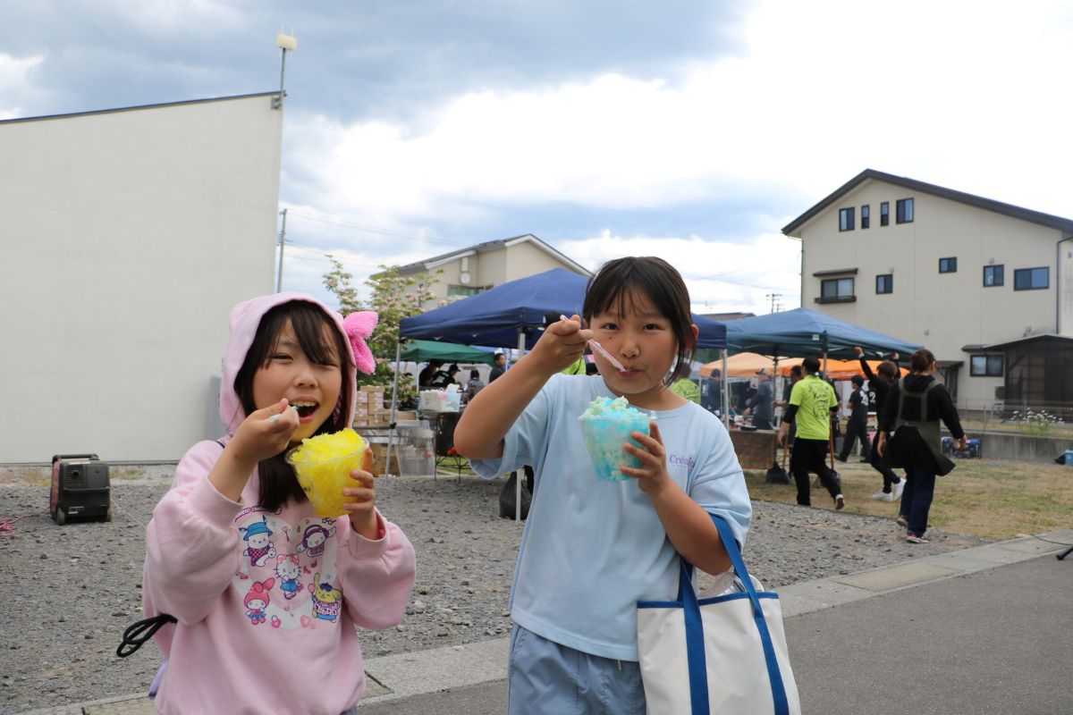 かき氷をほおばる来場者