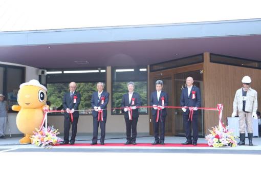 新道の駅オープンセレモニーでのテープカット