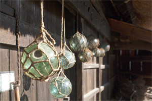 漁に使用した昔のガラス球を展示