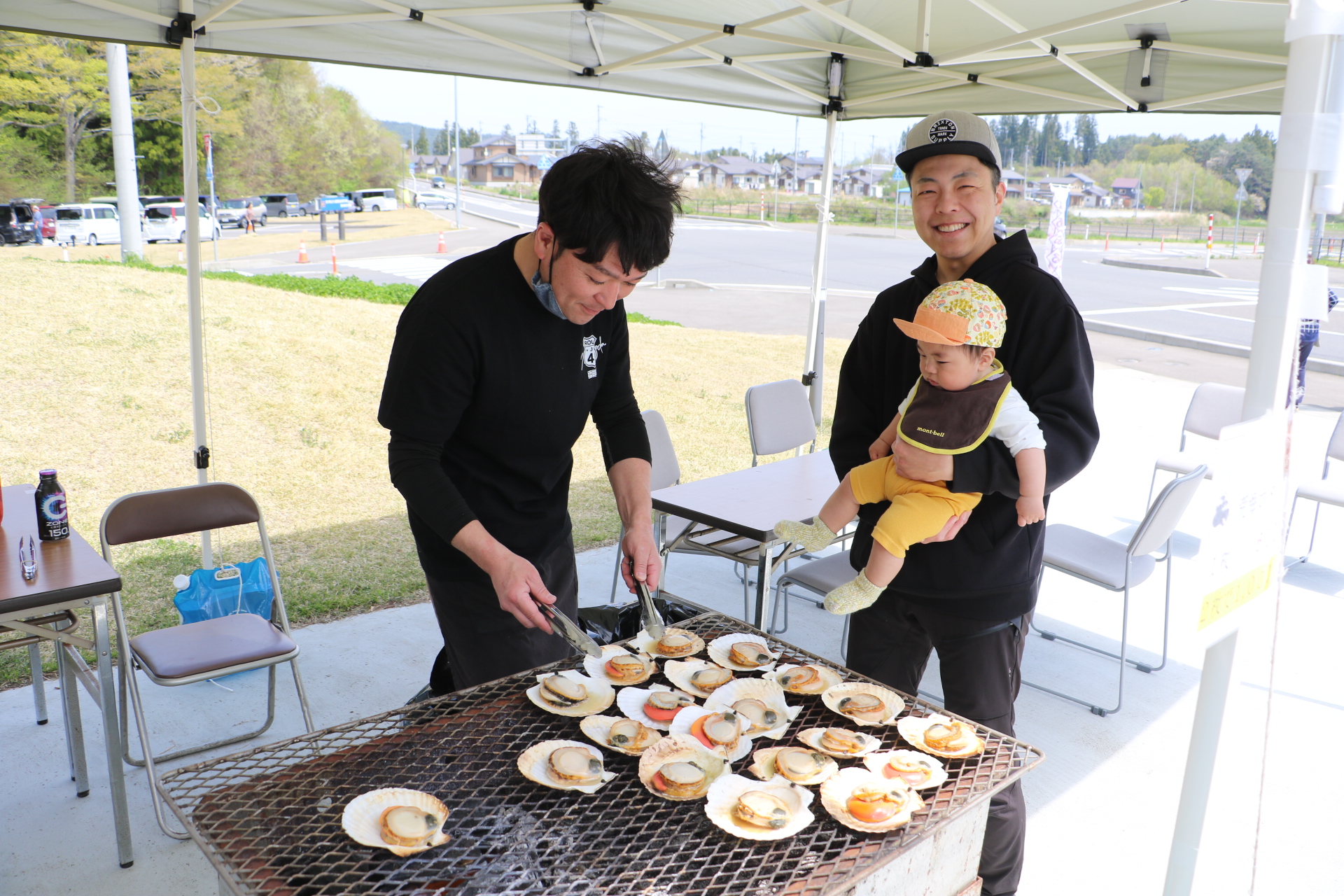 ホタテの焼き上がりを待つ来場者