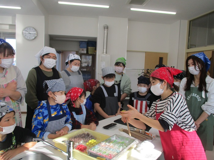 いきいきライフ『親子で和菓子作りに挑戦しよう！』の様子