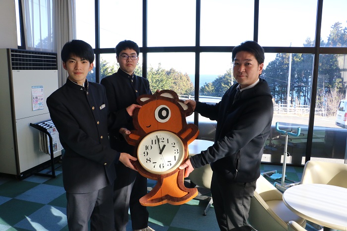 手づくり時計をえぼし荘へ寄贈する久慈工業高校生徒