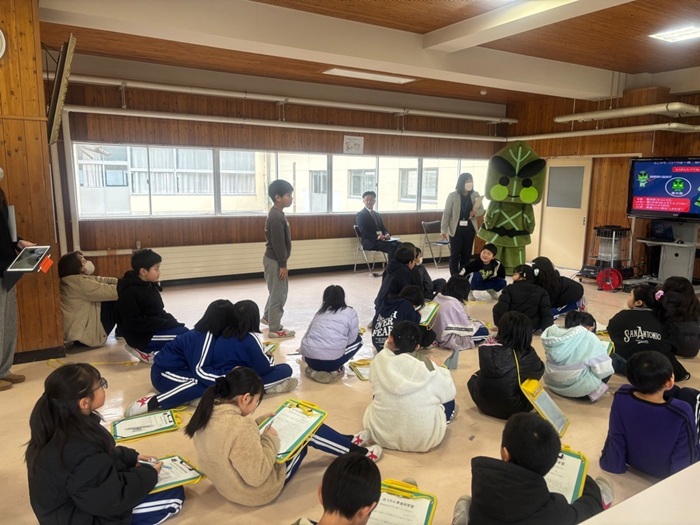ホウレンソウ給食事前学習に臨む野田小学校児童