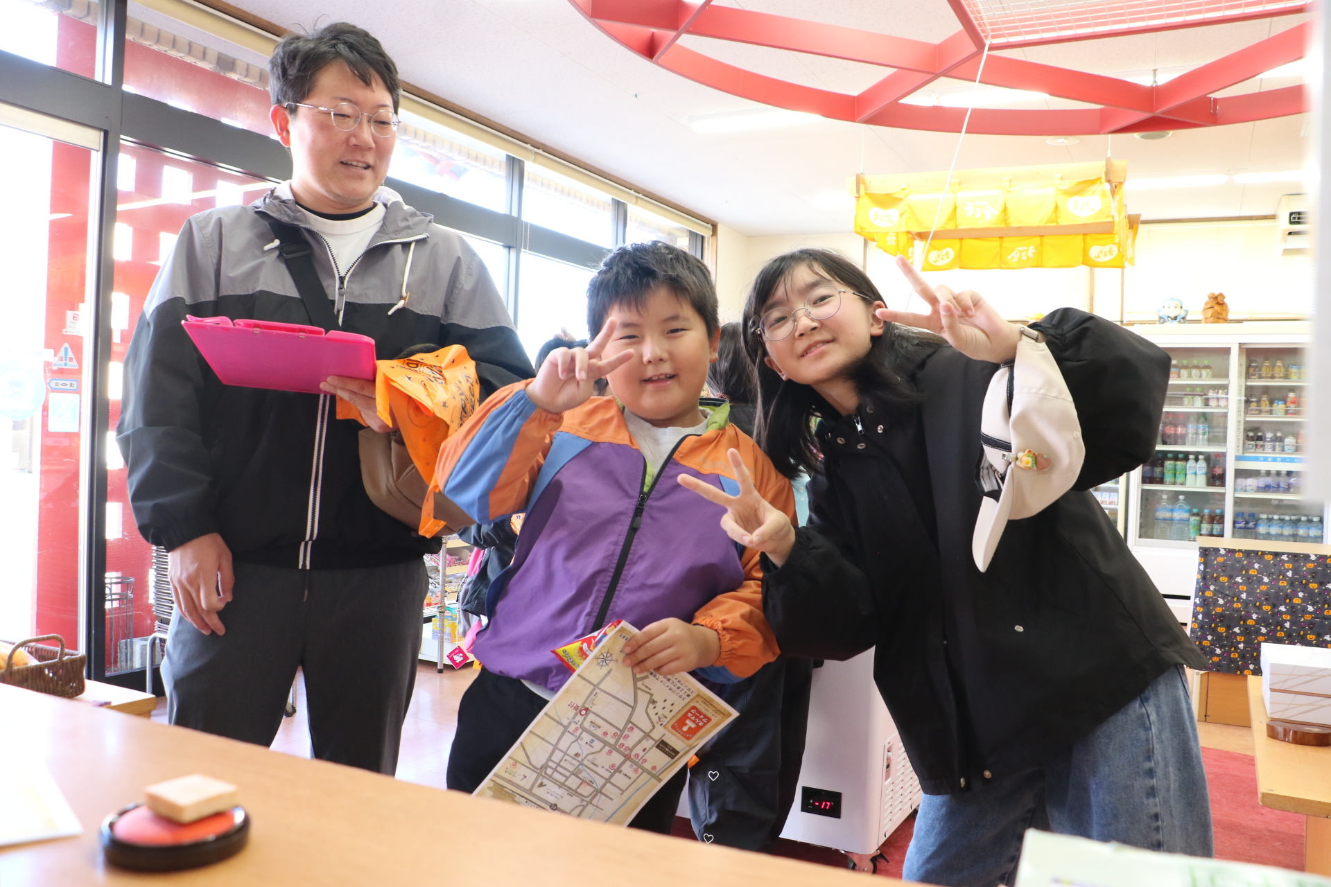 まんマルウォークで村内店舗を訪れる子どもたち