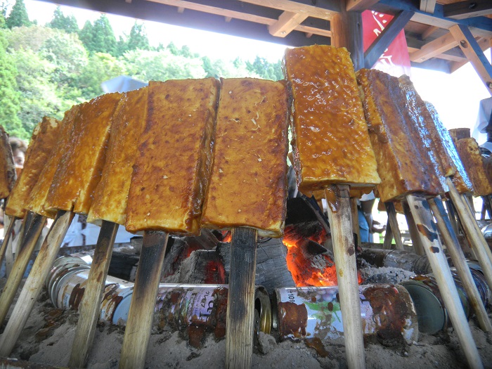 囲炉裏で焼かれる豆腐田楽
