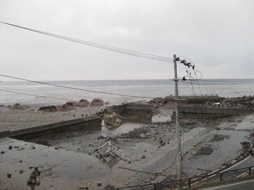 港のコンクリート部分が壊れている下家安港被害状況の写真