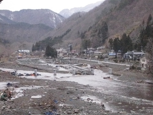 山の麓にある川の、さけますふ化場が跡形もなくなっている被害状況の写真