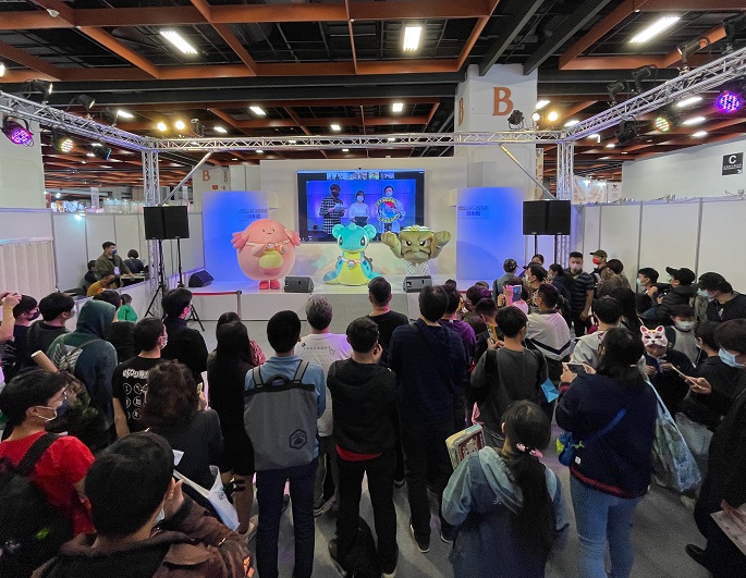 ステージ上に3体のゆるキャラが立っているのを見ている大勢の人達がいる台北國際動漫節の会場の様子の写真