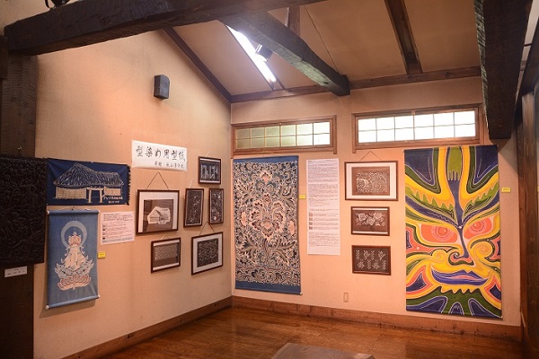 大小色々な種類型染め用型紙が壁一面に、展示されている写真