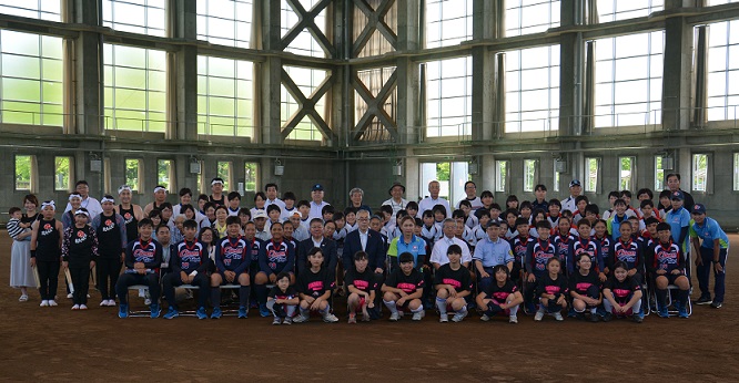 台湾ソフトボール選手団となもみ太鼓の演奏者など式典参加者の集合写真