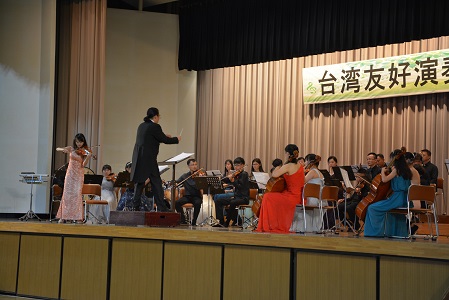 舞台の上で楽器を演奏している彰化市管弦楽団の演奏会の様子の写真