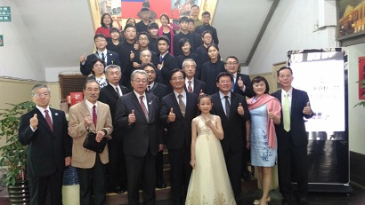 野田村長や野田村代表団、彰化市の代表者などセレモニーの参加者がサムズアップポーズで写っている集合写真