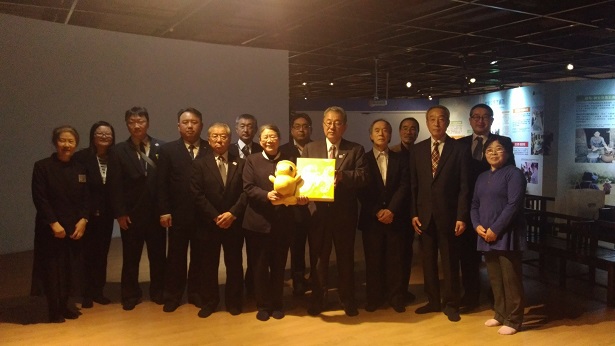 小田村長と台湾佛教慈濟基金会訪問の式典の参加者の集合写真