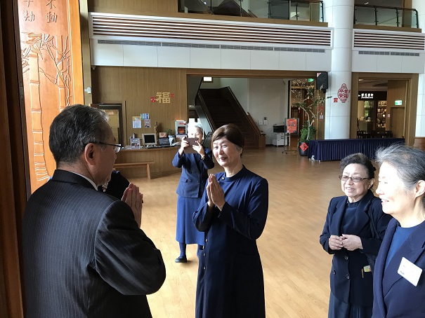 両手を合わせて向かい合わせで立っている小田村長と 東日本大震災で見舞金支援をしたという女性の写真
