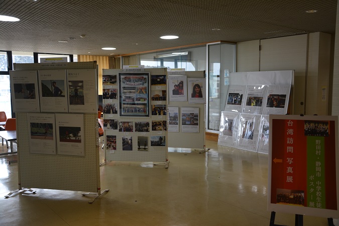 沢山の写真やポスターが掲示された展示パネルの写真